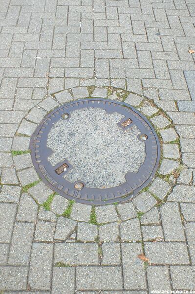 Datei:Langenbrahm 3 Revisionsschachtdeckel.JPG