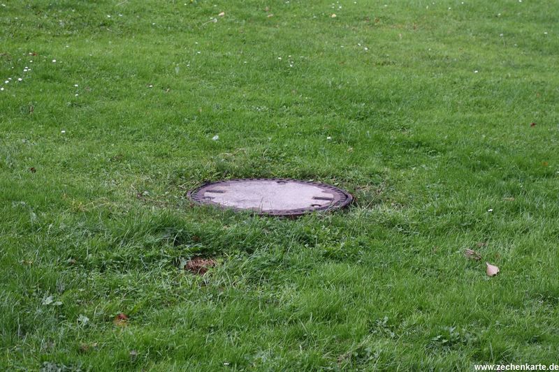 Datei:Koenigsborn 1 Schachtabdeckung.JPG