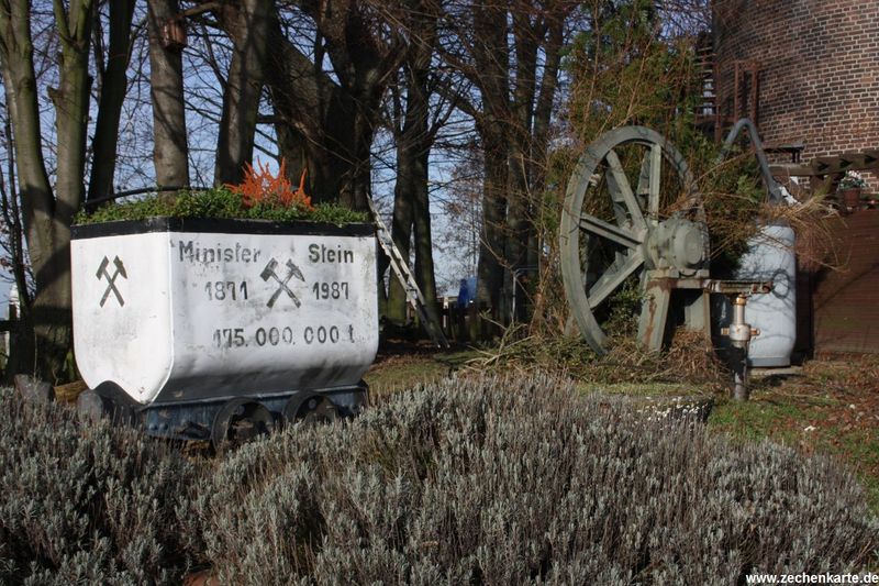 Datei:Minister Stein 5 Seilscheibe Teufkuebel und Lore.JPG